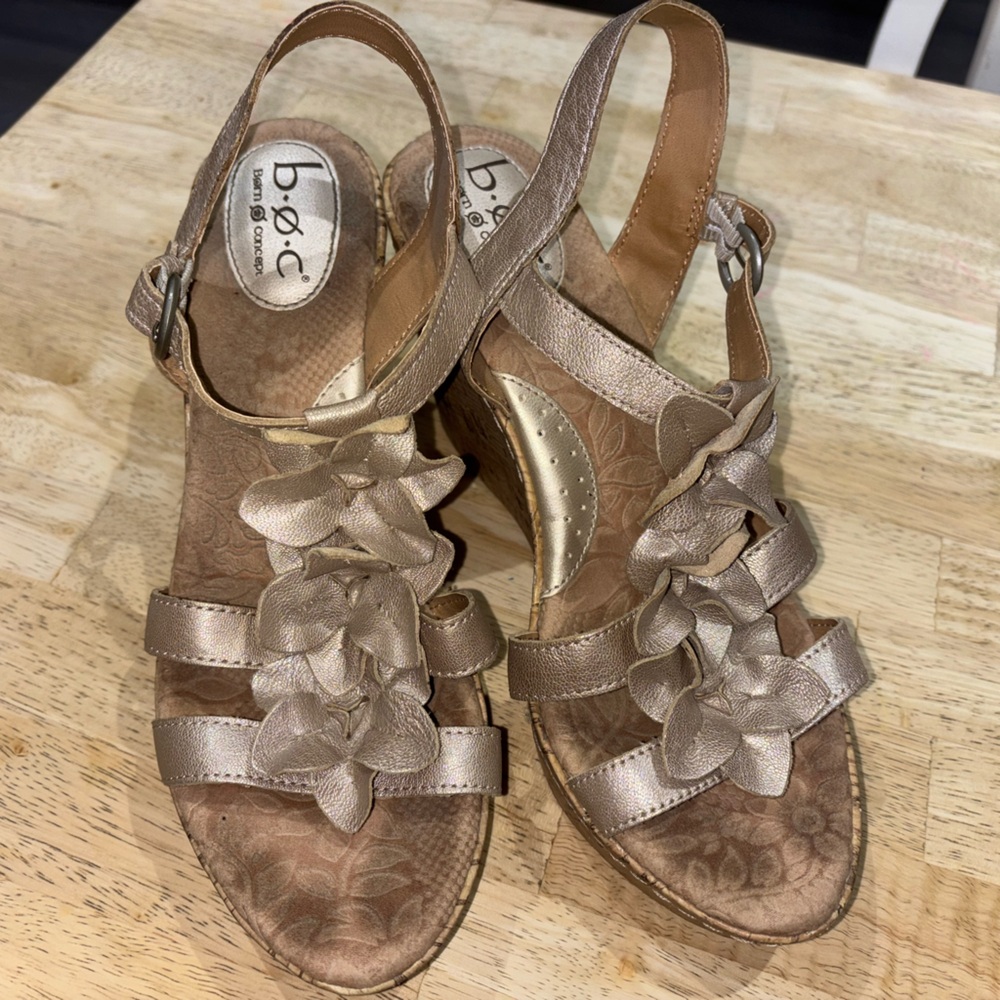 Nude metallic cork Wedges with flowers size 10
